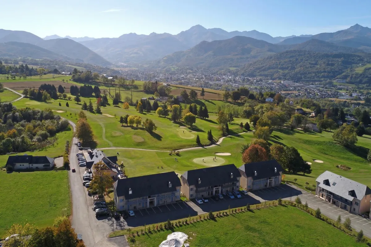 HI PYRENEES 附近山地高尔夫球场与比利牛斯群山的航拍景观