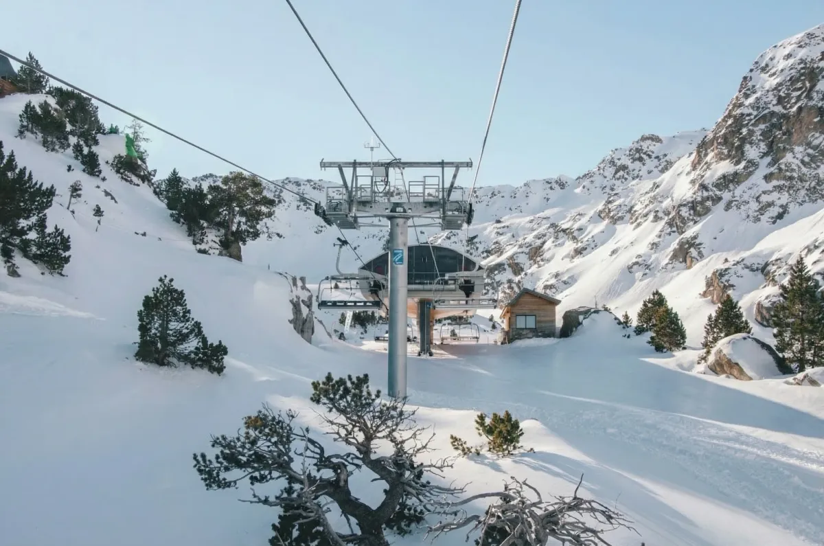 Pic du Midi 附近 La Mongie 雪地滑雪缆车