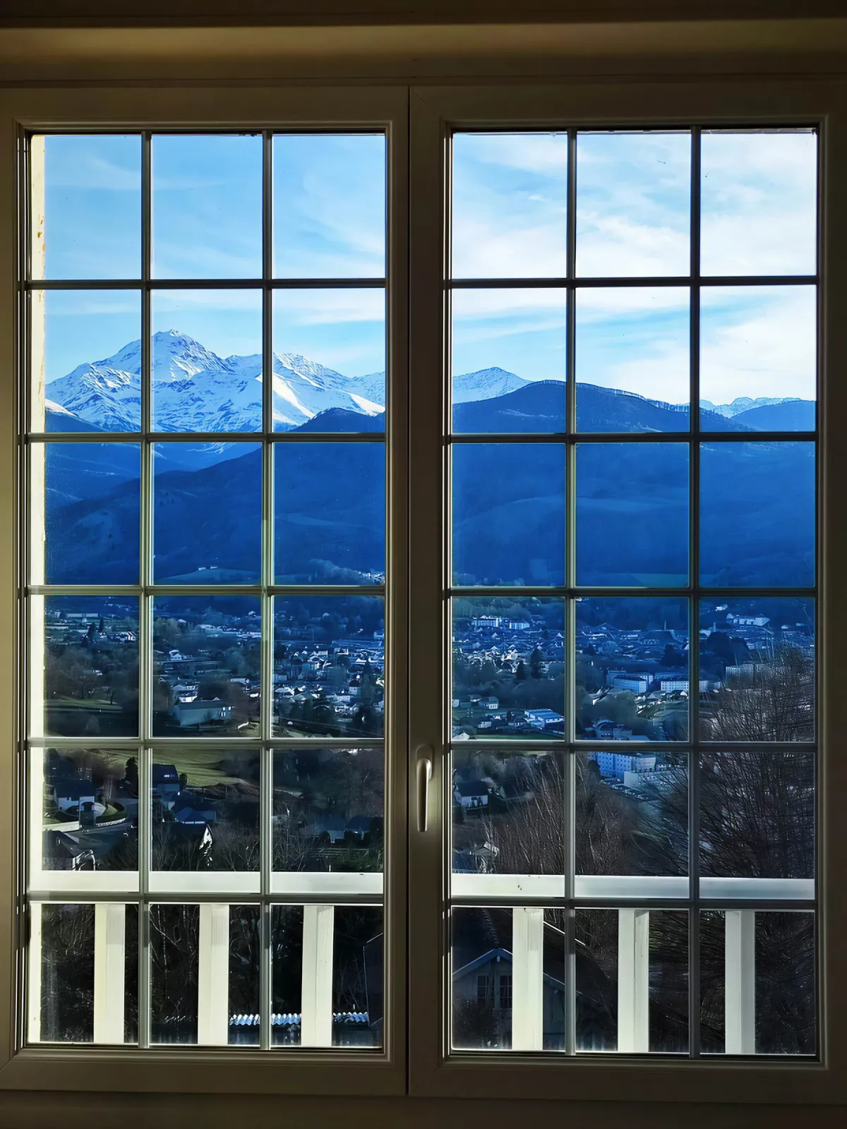 从 HI PYRENEES 窗边望向 Bagnères-de-Bigorre 的比利牛斯山景