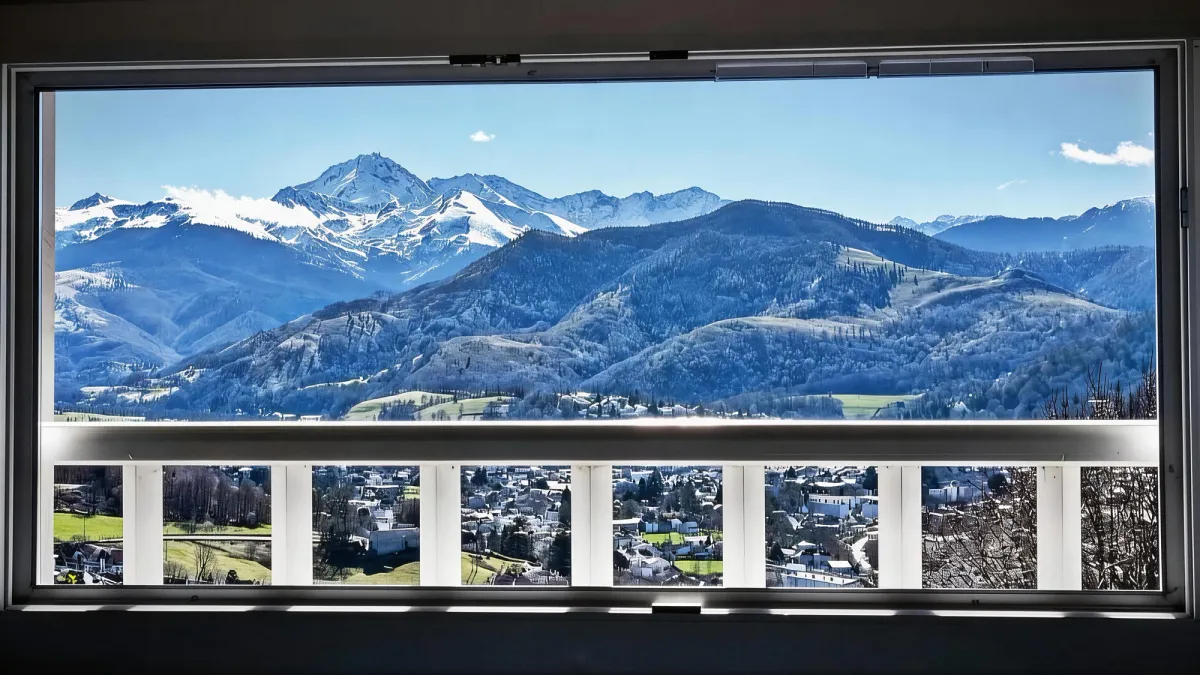 从 Bagnères-de-Bigorre 屋顶望向积雪的比利牛斯群山