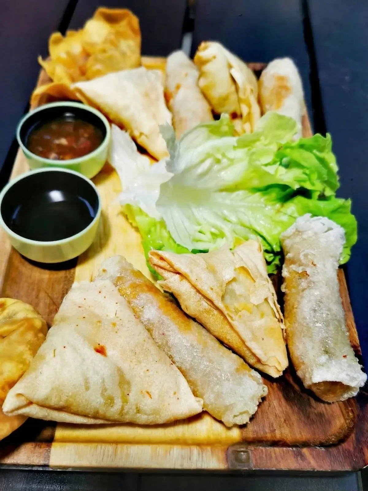春卷与酥脆小食配蘸酱
